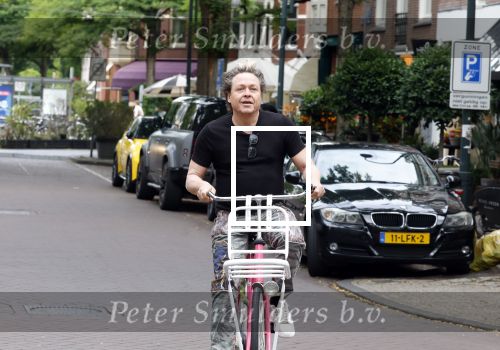 Amsterdam 18 juli 2025
Kunstenaar Bram Reijnders op de fiets in Amsterdam zuid.