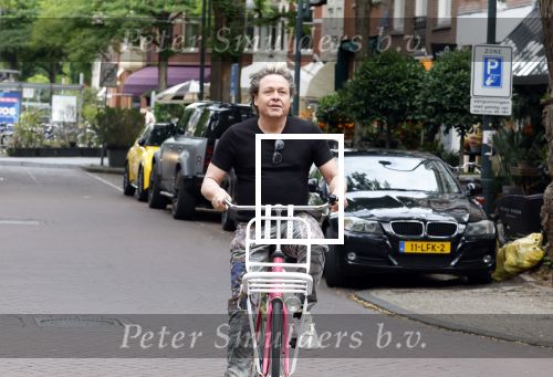 Amsterdam 18 juli 2025
Kunstenaar Bram Reijnders op de fiets in Amsterdam zuid.