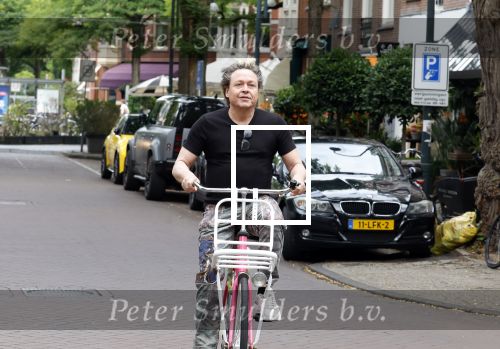 Amsterdam 18 juli 2025
Kunstenaar Bram Reijnders op de fiets in Amsterdam zuid.