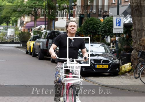 Amsterdam 18 juli 2025
Kunstenaar Bram Reijnders op de fiets in Amsterdam zuid.