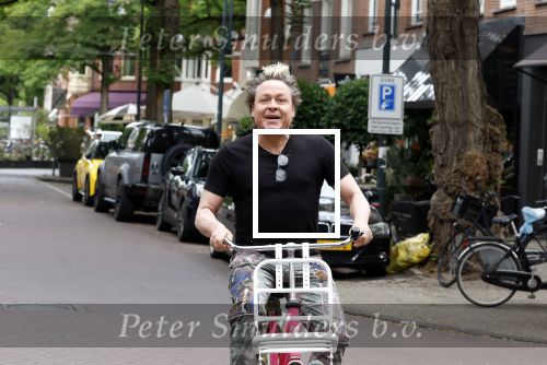Amsterdam 18 juli 2025
Kunstenaar Bram Reijnders op de fiets in Amsterdam zuid.