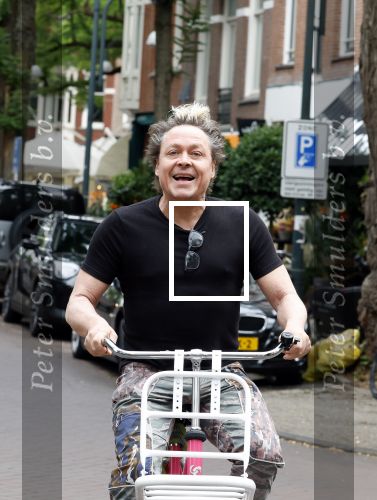 Amsterdam 18 juli 2025
Kunstenaar Bram Reijnders op de fiets in Amsterdam zuid.