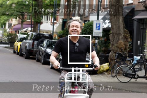 Amsterdam 18 juli 2025
Kunstenaar Bram Reijnders op de fiets in Amsterdam zuid.