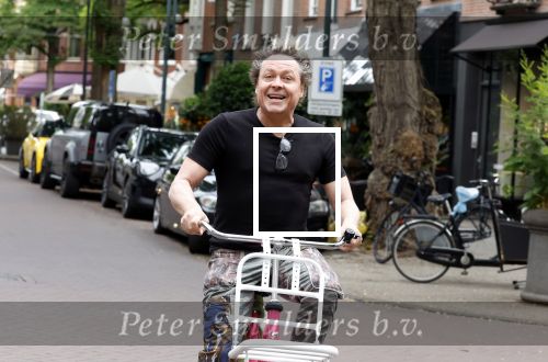 Amsterdam 18 juli 2025
Kunstenaar Bram Reijnders op de fiets in Amsterdam zuid.
