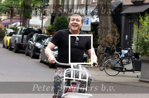 Amsterdam 18 juli 2025
Kunstenaar Bram Reijnders op de fiets in Amsterdam zuid.