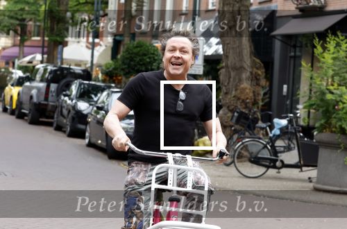 Amsterdam 18 juli 2025
Kunstenaar Bram Reijnders op de fiets in Amsterdam zuid.