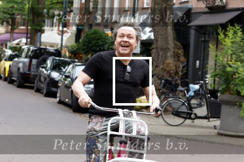 Amsterdam 18 juli 2025
Kunstenaar Bram Reijnders op de fiets in Amsterdam zuid.