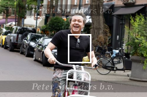 Amsterdam 18 juli 2025
Kunstenaar Bram Reijnders op de fiets in Amsterdam zuid.