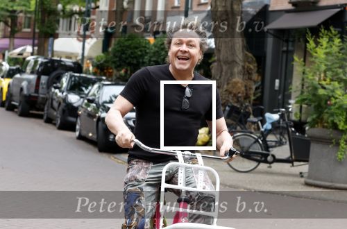 Amsterdam 18 juli 2025
Kunstenaar Bram Reijnders op de fiets in Amsterdam zuid.