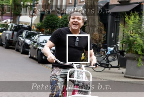 Amsterdam 18 juli 2025
Kunstenaar Bram Reijnders op de fiets in Amsterdam zuid.