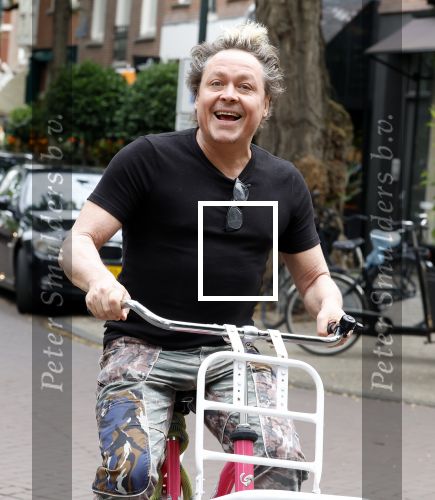 Amsterdam 18 juli 2025
Kunstenaar Bram Reijnders op de fiets in Amsterdam zuid.