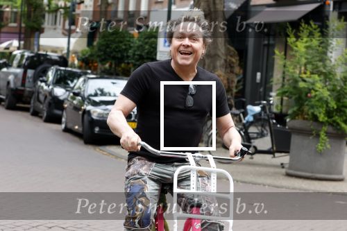 Amsterdam 18 juli 2025
Kunstenaar Bram Reijnders op de fiets in Amsterdam zuid.