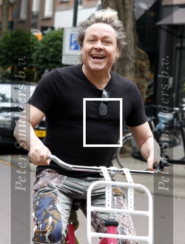 Amsterdam 18 juli 2025
Kunstenaar Bram Reijnders op de fiets in Amsterdam zuid.