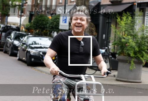 Amsterdam 18 juli 2025
Kunstenaar Bram Reijnders op de fiets in Amsterdam zuid.