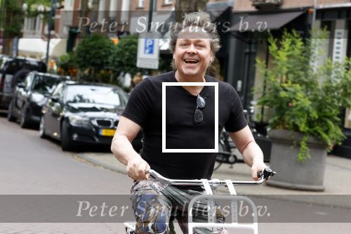 Amsterdam 18 juli 2025
Kunstenaar Bram Reijnders op de fiets in Amsterdam zuid.