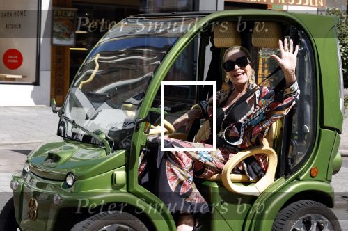 Amsterdam 17 juli 2025
Connie Witteman in haar groene CCCC karretje in Amsterdam zuid.
