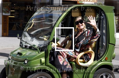 Amsterdam 17 juli 2025
Connie Witteman in haar groene CCCC karretje in Amsterdam zuid.