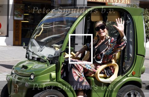 Amsterdam 17 juli 2025
Connie Witteman in haar groene CCCC karretje in Amsterdam zuid.