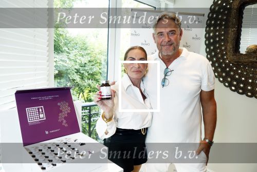 Amsterdam 10 juli 2025
Presentatie Bioteq Vitality van Connie Witteman bij haar thuis . Connie Witteman met zakenpartner Bob Reiche