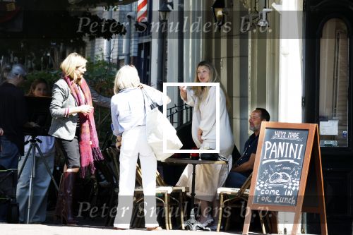 Amsterdam 17 juli 2025
Johnny van t Schip en Danielle  Zwanikken op terras en op straat in het centrum van Amsterdam.