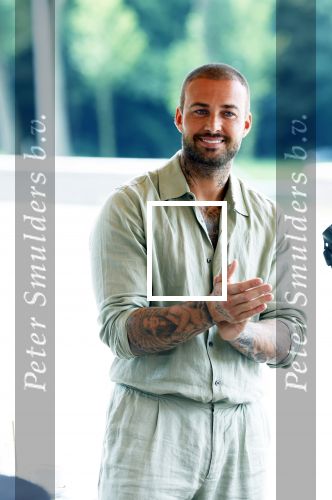 Amsterdam 13 juli 2025
Presentatie boek Dave Roelvink bij restaurant de Bosbaan . Aanwezig oa zijn vriendin Marijn Kuipers vader Dries Roelvink Honoria Roelvink Donny Roelvink en zijn moeder Lucienne Kenter.