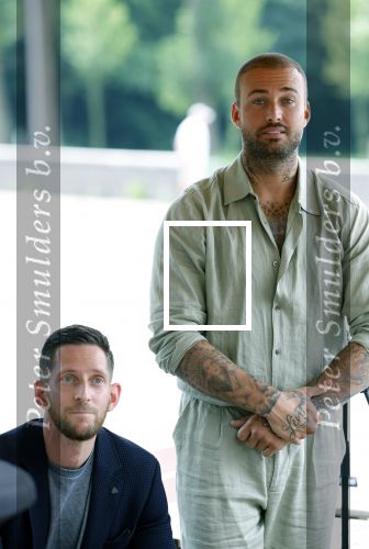 Amsterdam 13 juli 2025
Presentatie boek Dave Roelvink bij restaurant de Bosbaan . Aanwezig oa zijn vriendin Marijn Kuipers vader Dries Roelvink Honoria Roelvink Donny Roelvink en zijn moeder Lucienne Kenter.