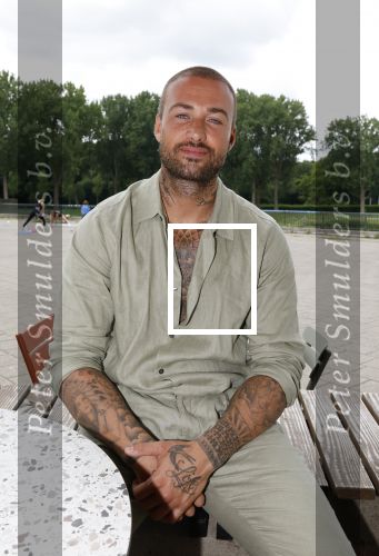 Amsterdam 13 juli 2025
Presentatie boek Dave Roelvink bij restaurant de Bosbaan . Aanwezig oa zijn vriendin Marijn Kuipers vader Dries Roelvink Honoria Roelvink Donny Roelvink en zijn moeder Lucienne Kenter.