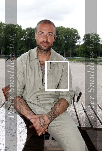 Amsterdam 13 juli 2025
Presentatie boek Dave Roelvink bij restaurant de Bosbaan . Aanwezig oa zijn vriendin Marijn Kuipers vader Dries Roelvink Honoria Roelvink Donny Roelvink en zijn moeder Lucienne Kenter.