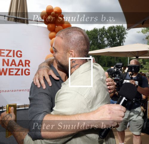 Amsterdam 13 juli 2025
Presentatie boek Dave Roelvink bij restaurant de Bosbaan . Aanwezig oa zijn vriendin Marijn Kuipers vader Dries Roelvink Honoria Roelvink Donny Roelvink en zijn moeder Lucienne Kenter.
Arold Langeveld