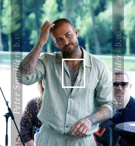 Amsterdam 13 juli 2025
Presentatie boek Dave Roelvink bij restaurant de Bosbaan . Aanwezig oa zijn vriendin Marijn Kuipers vader Dries Roelvink Honoria Roelvink Donny Roelvink en zijn moeder Lucienne Kenter.
