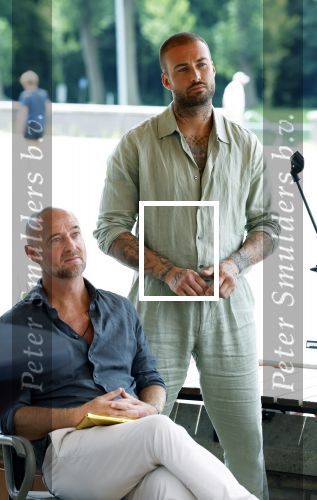 Amsterdam 13 juli 2025
Presentatie boek Dave Roelvink bij restaurant de Bosbaan . Aanwezig oa zijn vriendin Marijn Kuipers vader Dries Roelvink Honoria Roelvink Donny Roelvink en zijn moeder Lucienne Kenter.