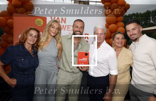 Amsterdam 13 juli 2025
Presentatie boek Dave Roelvink bij restaurant de Bosbaan . Aanwezig oa zijn vriendin Marijn Kuipers vader Dries Roelvink Honoria Roelvink Donny Roelvink en zijn moeder Lucienne Kenter.
