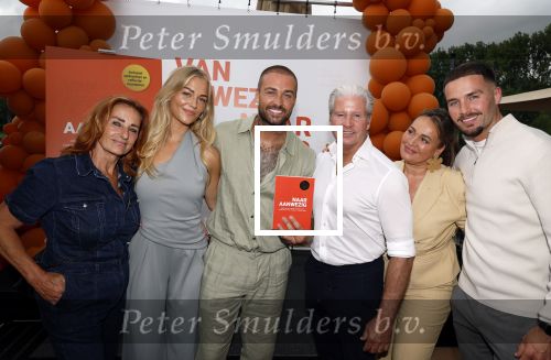 Amsterdam 13 juli 2025
Presentatie boek Dave Roelvink bij restaurant de Bosbaan . Aanwezig oa zijn vriendin Marijn Kuipers vader Dries Roelvink Honoria Roelvink Donny Roelvink en zijn moeder Lucienne Kenter.