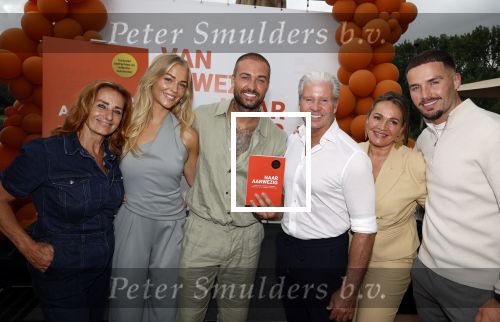 Amsterdam 13 juli 2025
Presentatie boek Dave Roelvink bij restaurant de Bosbaan . Aanwezig oa zijn vriendin Marijn Kuipers vader Dries Roelvink Honoria Roelvink Donny Roelvink en zijn moeder Lucienne Kenter.