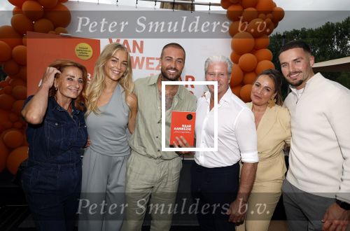 Amsterdam 13 juli 2025
Presentatie boek Dave Roelvink bij restaurant de Bosbaan . Aanwezig oa zijn vriendin Marijn Kuipers vader Dries Roelvink Honoria Roelvink Donny Roelvink en zijn moeder Lucienne Kenter.