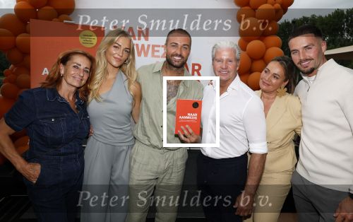 Amsterdam 13 juli 2025
Presentatie boek Dave Roelvink bij restaurant de Bosbaan . Aanwezig oa zijn vriendin Marijn Kuipers vader Dries Roelvink Honoria Roelvink Donny Roelvink en zijn moeder Lucienne Kenter.