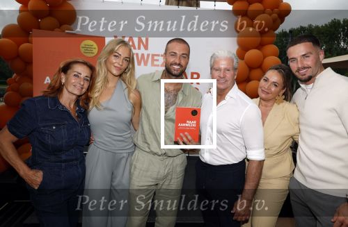 Amsterdam 13 juli 2025
Presentatie boek Dave Roelvink bij restaurant de Bosbaan . Aanwezig oa zijn vriendin Marijn Kuipers vader Dries Roelvink Honoria Roelvink Donny Roelvink en zijn moeder Lucienne Kenter.