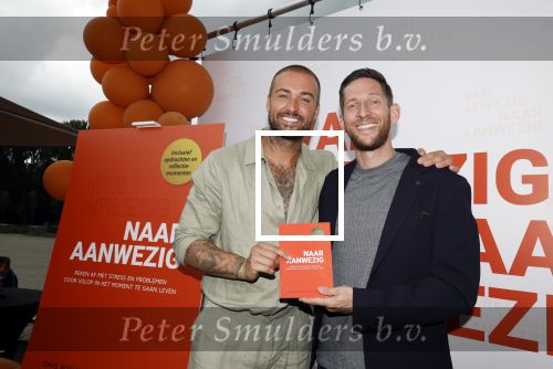 Amsterdam 13 juli 2025
Presentatie boek Dave Roelvink bij restaurant de Bosbaan . Aanwezig oa zijn vriendin Marijn Kuipers vader Dries Roelvink Honoria Roelvink Donny Roelvink en zijn moeder Lucienne Kenter. Dave Roelvink en Jaap Hulsmann