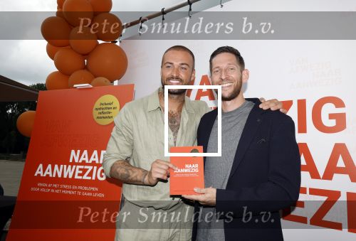 Amsterdam 13 juli 2025
Presentatie boek Dave Roelvink bij restaurant de Bosbaan . Aanwezig oa zijn vriendin Marijn Kuipers vader Dries Roelvink Honoria Roelvink Donny Roelvink en zijn moeder Lucienne Kenter.