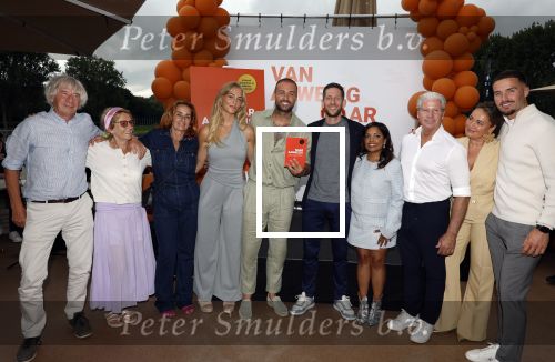 Amsterdam 13 juli 2025
Presentatie boek Dave Roelvink bij restaurant de Bosbaan . Aanwezig oa zijn vriendin Marijn Kuipers vader Dries Roelvink Honoria Roelvink Donny Roelvink en zijn moeder Lucienne Kenter.
Dave Roelvink en Jaap Hulsmann en partners