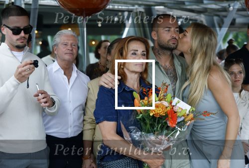 Amsterdam 13 juli 2025
Presentatie boek Dave Roelvink bij restaurant de Bosbaan . Aanwezig oa zijn vriendin Marijn Kuipers vader Dries Roelvink Honoria Roelvink Donny Roelvink en zijn moeder Lucienne Kenter.