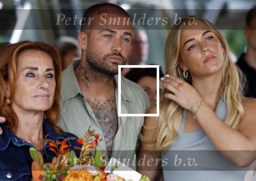 Amsterdam 13 juli 2025
Presentatie boek Dave Roelvink bij restaurant de Bosbaan . Aanwezig oa zijn vriendin Marijn Kuipers vader Dries Roelvink Honoria Roelvink Donny Roelvink en zijn moeder Lucienne Kenter.