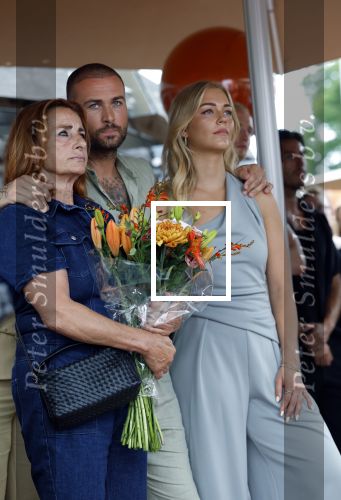 Amsterdam 13 juli 2025
Presentatie boek Dave Roelvink bij restaurant de Bosbaan . Aanwezig oa zijn vriendin Marijn Kuipers vader Dries Roelvink Honoria Roelvink Donny Roelvink en zijn moeder Lucienne Kenter.