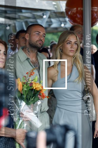 Amsterdam 13 juli 2025
Presentatie boek Dave Roelvink bij restaurant de Bosbaan . Aanwezig oa zijn vriendin Marijn Kuipers vader Dries Roelvink Honoria Roelvink Donny Roelvink en zijn moeder Lucienne Kenter.