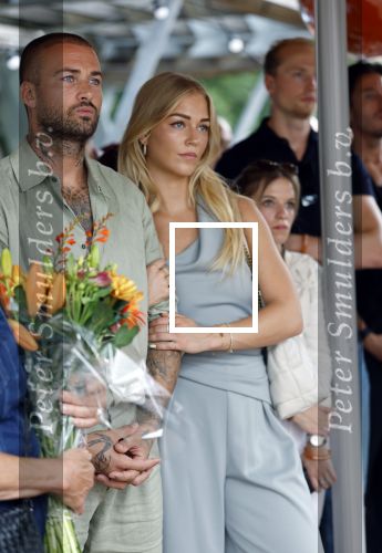 Amsterdam 13 juli 2025
Presentatie boek Dave Roelvink bij restaurant de Bosbaan . Aanwezig oa zijn vriendin Marijn Kuipers vader Dries Roelvink Honoria Roelvink Donny Roelvink en zijn moeder Lucienne Kenter.