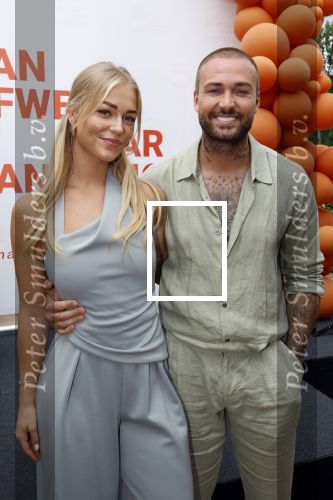 Amsterdam 13 juli 2025
Presentatie boek Dave Roelvink bij restaurant de Bosbaan . Aanwezig oa zijn vriendin Marijn Kuipers vader Dries Roelvink Honoria Roelvink Donny Roelvink en zijn moeder Lucienne Kenter.
