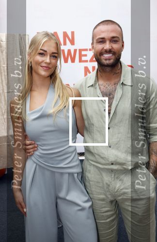 Amsterdam 13 juli 2025
Presentatie boek Dave Roelvink bij restaurant de Bosbaan . Aanwezig oa zijn vriendin Marijn Kuipers vader Dries Roelvink Honoria Roelvink Donny Roelvink en zijn moeder Lucienne Kenter.