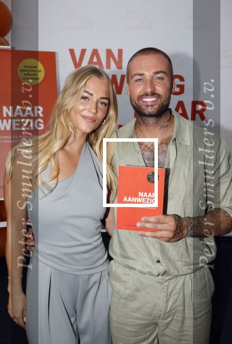 Amsterdam 13 juli 2025
Presentatie boek Dave Roelvink bij restaurant de Bosbaan . Aanwezig oa zijn vriendin Marijn Kuipers vader Dries Roelvink Honoria Roelvink Donny Roelvink en zijn moeder Lucienne Kenter.