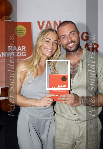 Amsterdam 13 juli 2025
Presentatie boek Dave Roelvink bij restaurant de Bosbaan . Aanwezig oa zijn vriendin Marijn Kuipers vader Dries Roelvink Honoria Roelvink Donny Roelvink en zijn moeder Lucienne Kenter.