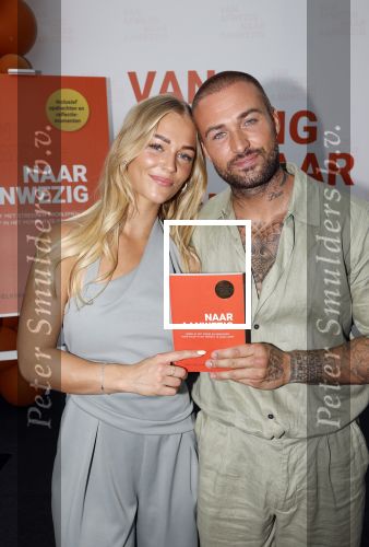 Amsterdam 13 juli 2025
Presentatie boek Dave Roelvink bij restaurant de Bosbaan . Aanwezig oa zijn vriendin Marijn Kuipers vader Dries Roelvink Honoria Roelvink Donny Roelvink en zijn moeder Lucienne Kenter.